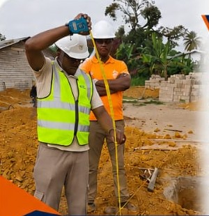 Équipe AMC² mesurant un terrain sur chantier